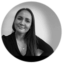 Portræt af smilende kvinde i sort-hvid.