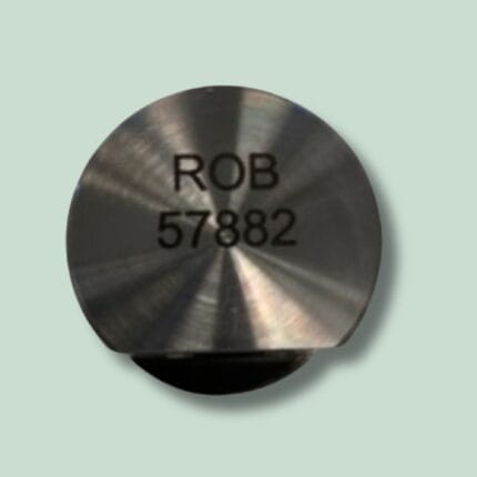 Metalplade med bogstaverne ROB og tallet 57882