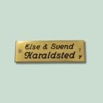 Messingskilt med teksten "Else & Svend Haraldsted