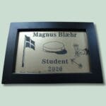 Studentergave med flag, hue, champagneglas og rose