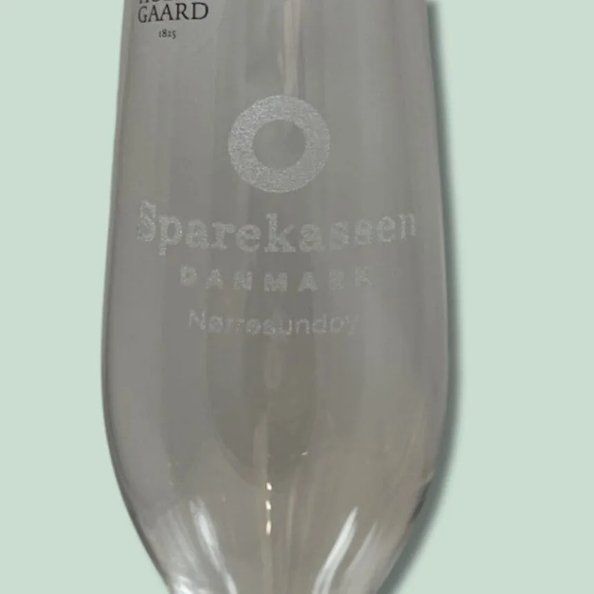 Glas fra Sparekassen Danmark, logo på forsiden.