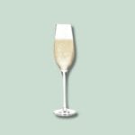 Champagneglas med mousserende vin på grøn baggrund.