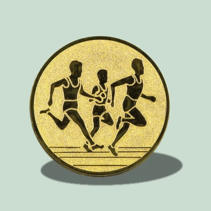 Gyldent medalje med løbere indgraveret.