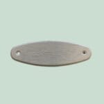 Oval, hvid metaldel med huller