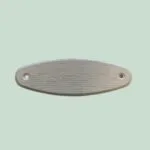 Oval, hvid metaldel med huller
