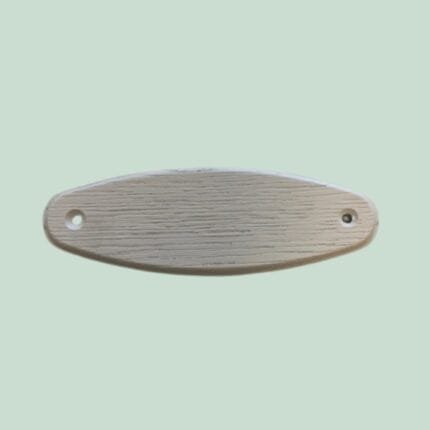 Oval, hvid metaldel med huller
