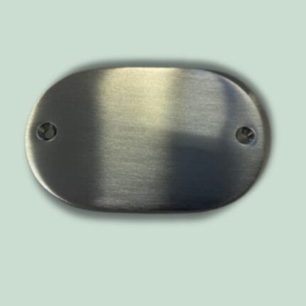 Oval metalplade med to skruehuller