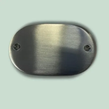 Oval metalplade med to skruehuller