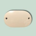 Oval beige plastikdæksel med to huller