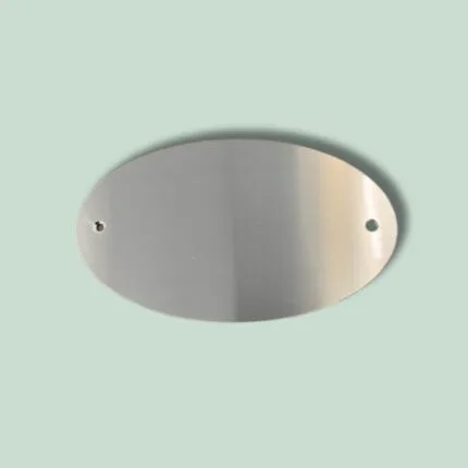 Oval metalplade med to huller på lys baggrund