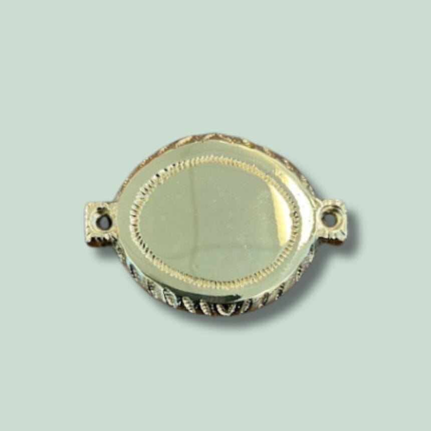 NR 75 - MAYA - GRØN Guld ringformet smykke på lysegrøn baggrund