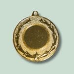 Gylden medalje med stjerner på grøn baggrund.