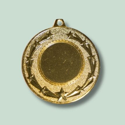Gylden medalje med stjerner på grøn baggrund.
