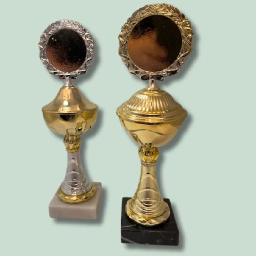 To guldpokaler på display