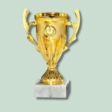 Gylden pokal på marmorbase med grøn baggrund.