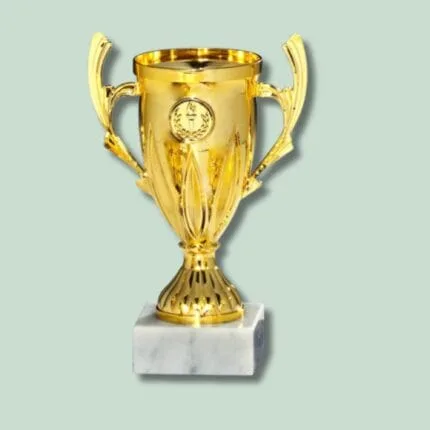 Gylden pokal på marmorbase med grøn baggrund.