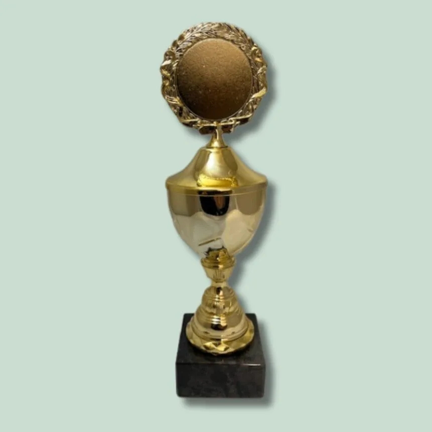 P84 -Roskilde Guldpokal på sort marmorsokkel