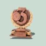 Bronzepokal formet som tallet tre