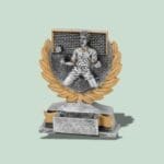 Fodboldpris i sølv og guld med spillerfigur