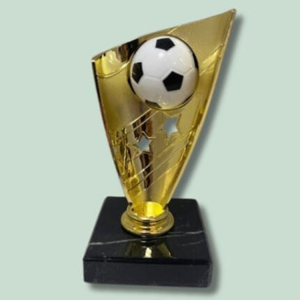 Guldpokal med fodboldmotiv på sort sokkel