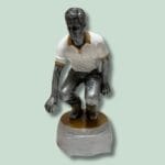 Skulptur af knælende mand på sokkel