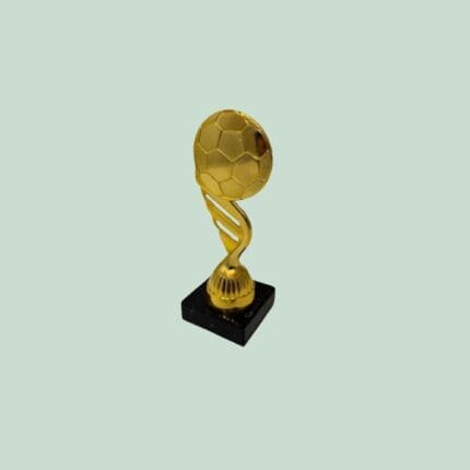 Guld pokal formet som fodbold på sokkel