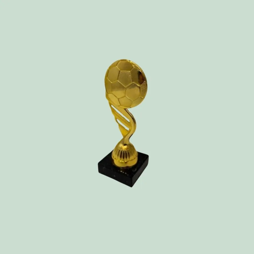 Guld pokal formet som fodbold på sokkel