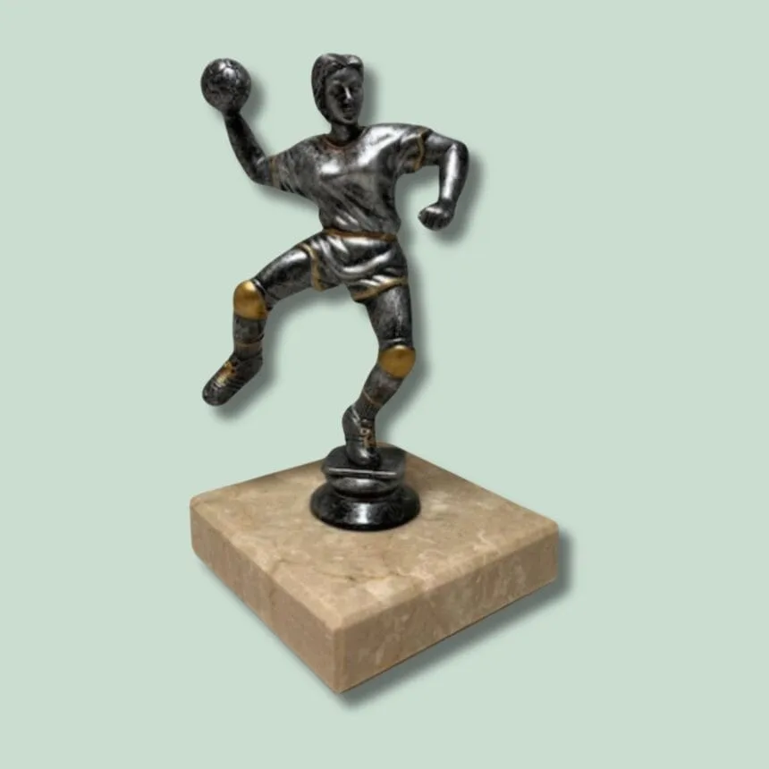 ST 30 - HÅNDBOLDSPILLER - Q Håndbold-statuette på marmorbase
