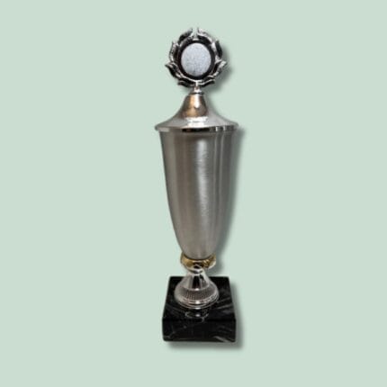 Sølv pokal på sort fod af marmor