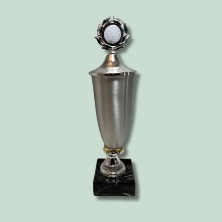 Sølv pokal på sort fod af marmor