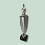 Sølvpokal på sort marmorsokkel