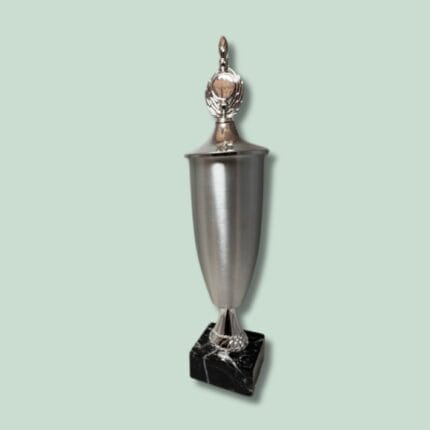 Sølvpokal på sort marmorsokkel