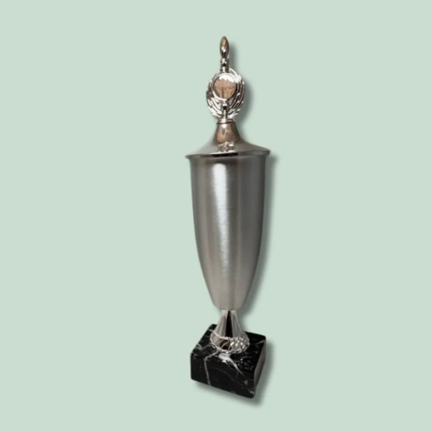 Sølvpokal på sort marmorsokkel