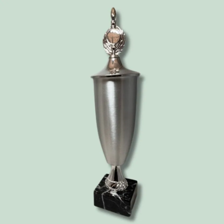 Sølvpokal med sort marmorbase