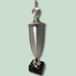 Sølv pokal på sort marmorsokkel