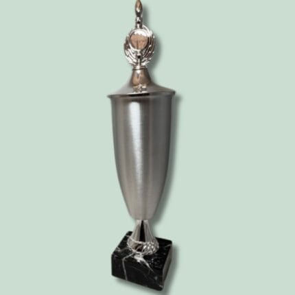 Sølv pokal på sort marmorsokkel