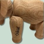 Træfigur af elefant med navn Oskar gravering.
