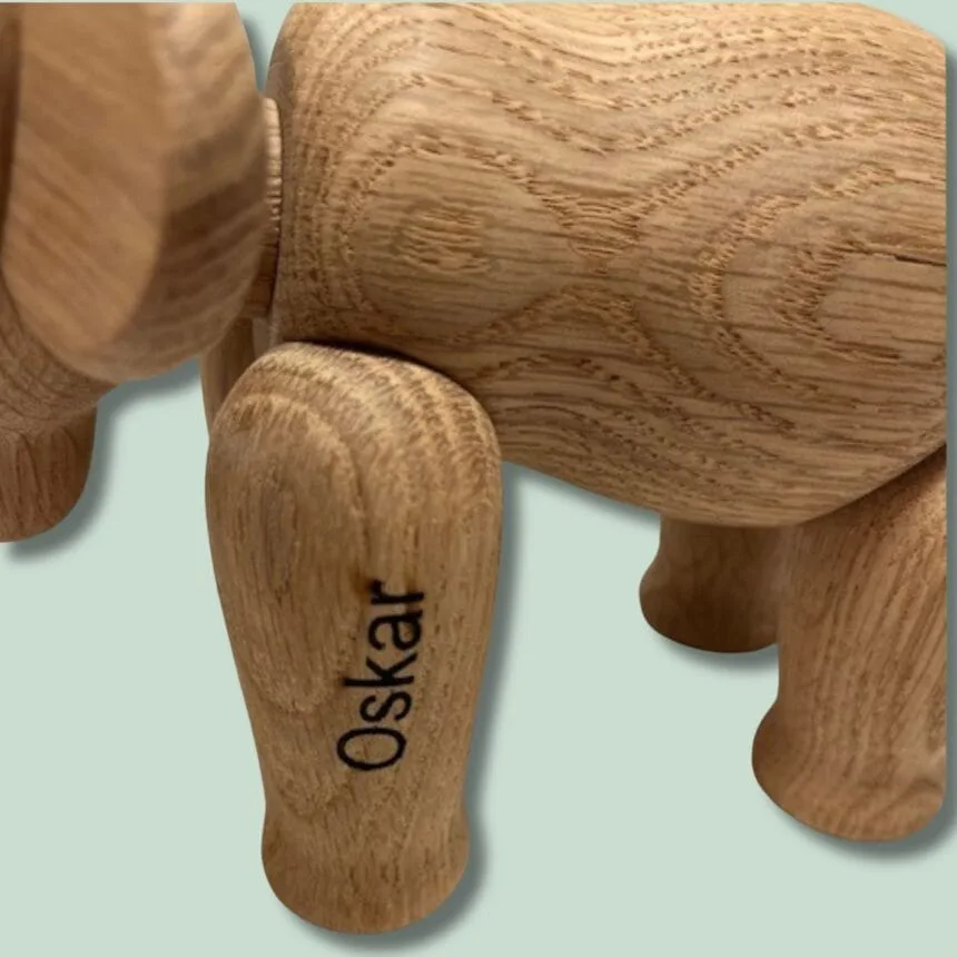 Træfigur af elefant med navn Oskar gravering.