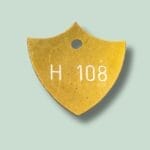 Gul metalskilt med inskriptionen H 108.