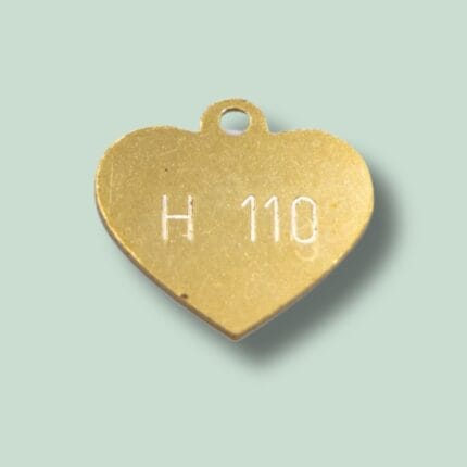 Guld hjerteformet vedhæng med indgravering H 110.