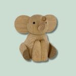 Træelefant figur på grøn baggrund