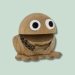 Træskulptur af frø med store øjne