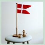 Dansk flag og træænder på stol