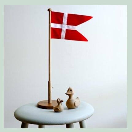 Dansk flag og træænder på stol