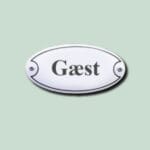 Dørskilt med teksten "Gæst