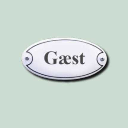 Dørskilt med teksten "Gæst