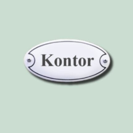 Ovalt skilt med tekst 'Kontor'.