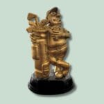 Gylden golfspiller statuette ved golfbag