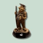 Bronzestatue af mand med stok og kugler