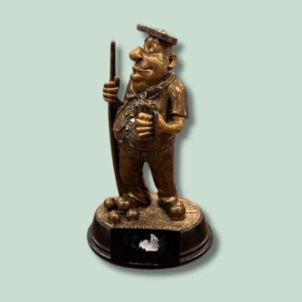 Bronzestatue af mand med stok og kugler